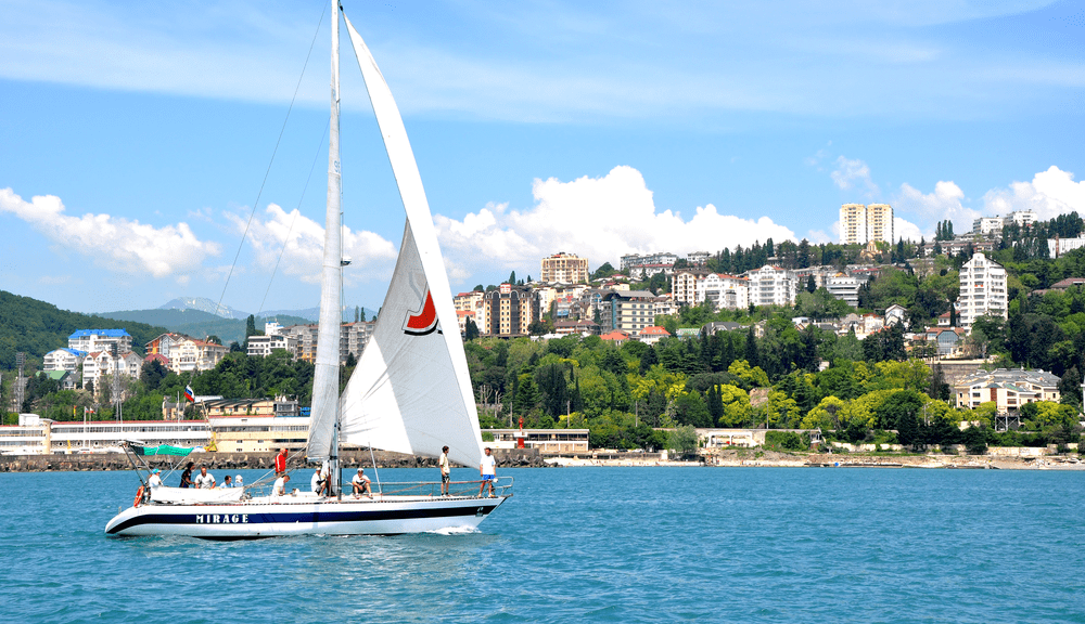 В каких отелях Сочи остались места на август и сколько они стоят