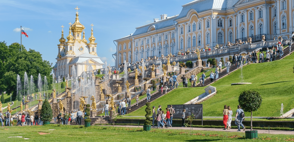 На майские праздники туристы выбирают путешествия в Сочи и Петербург