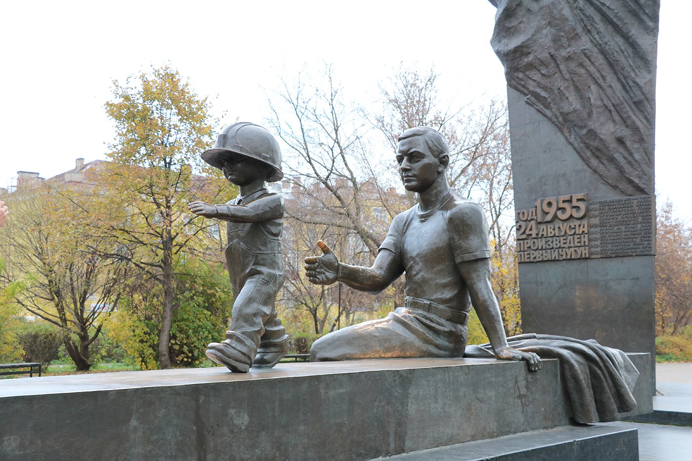 Памятник «Преемственность поколений». Фото: БУ ВО «ТИЦ»