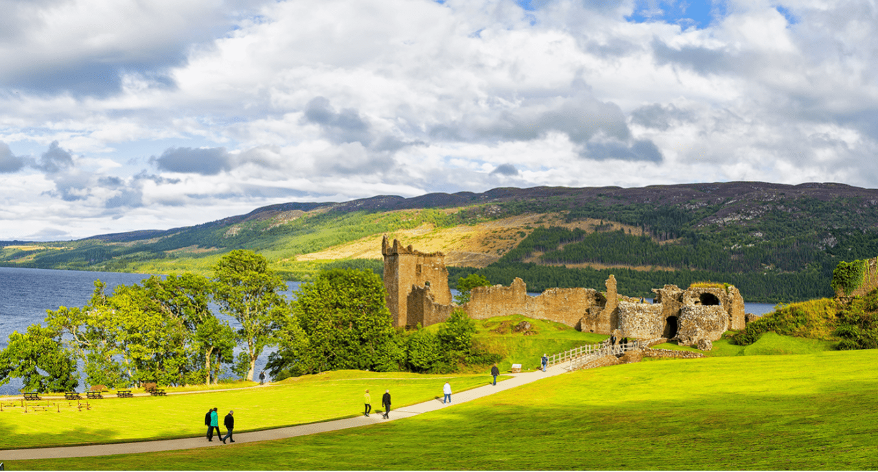 От озера Лох-Несс до медитации в Бутане. Какие необычные туры выбирают этим летом россияне