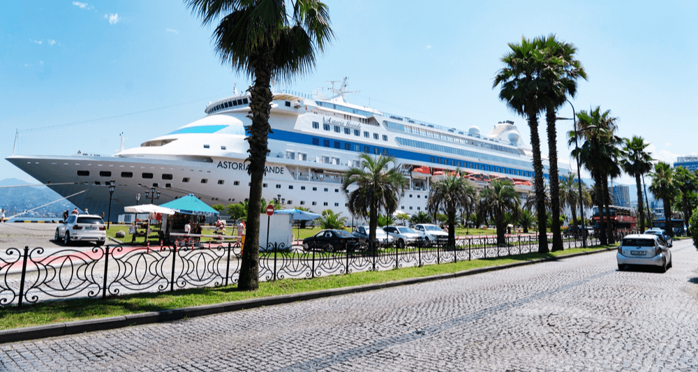 Пассажиры лайнера Astoria Grande получат компенсацию за пропуск захода в Стамбул