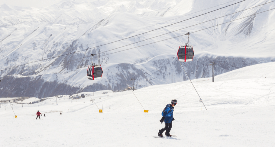 Россияне этой зимой чаще катаются на лыжах в безвизовых странах