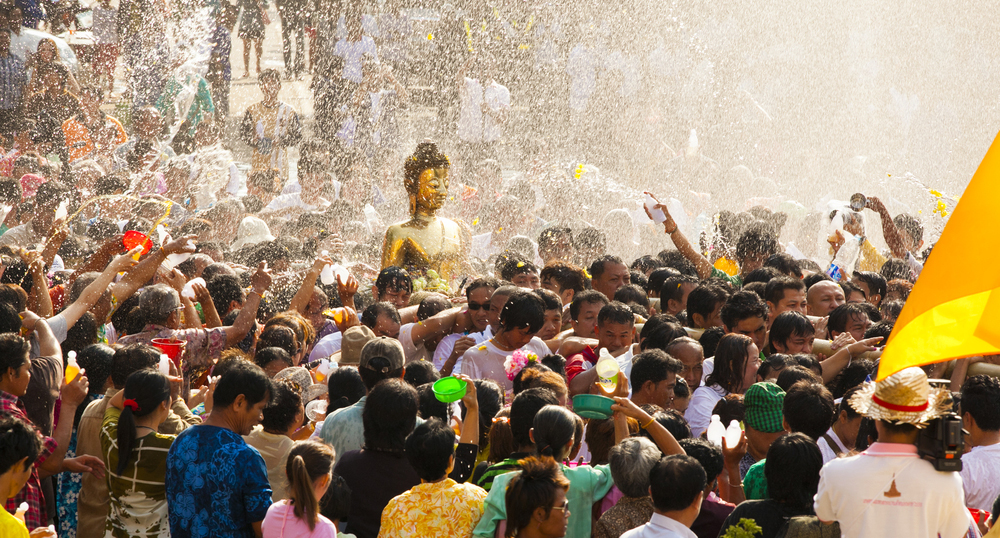 Как в Таиланде отмечают Новый год и почему туристам нужны водонепроницаемые чехлы на телефоны