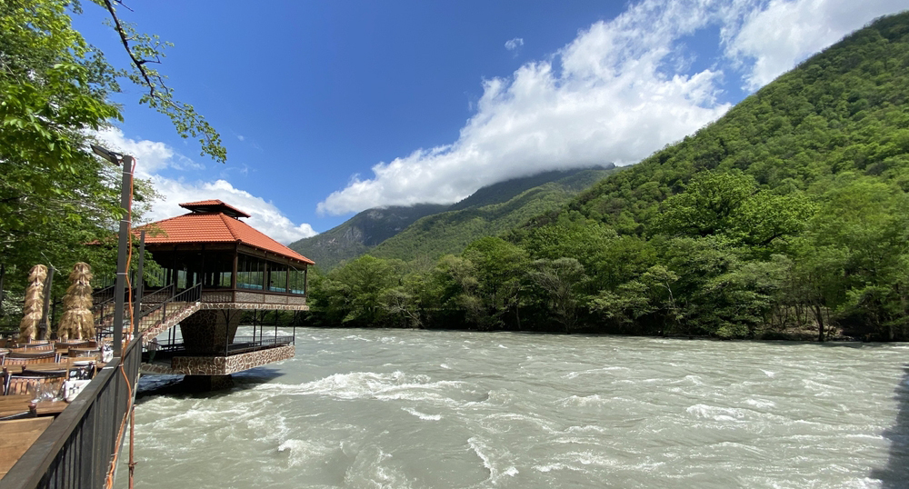 Спрос на Абхазию притормозился в ожидании официального разрешения на въезд детей по свидетельству о рождении