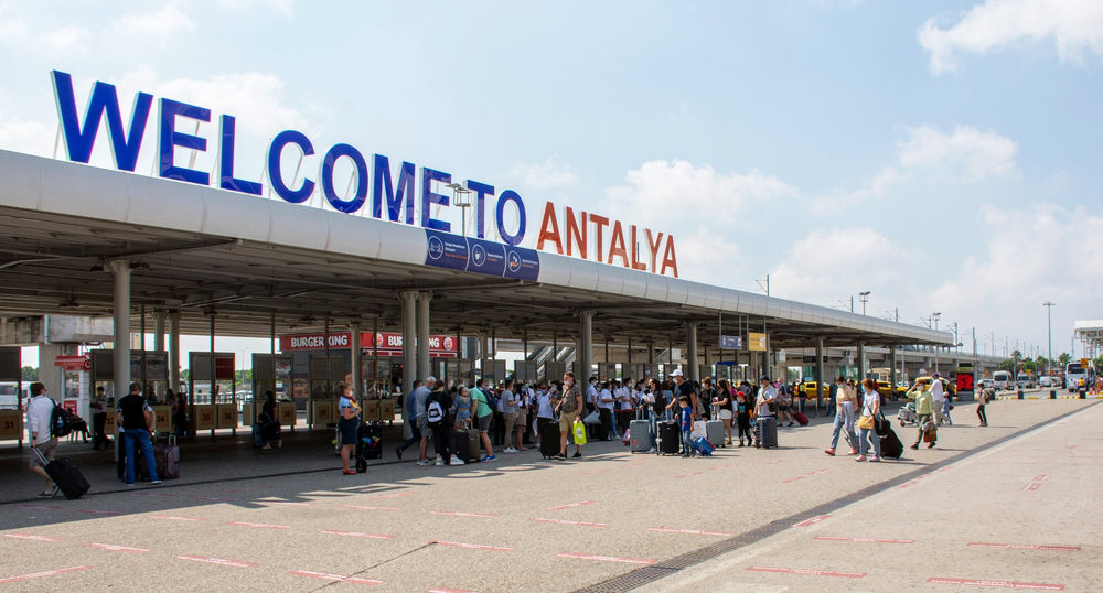 Крупный туроператор повезет туристов в Турцию на блоках S7 и UTair