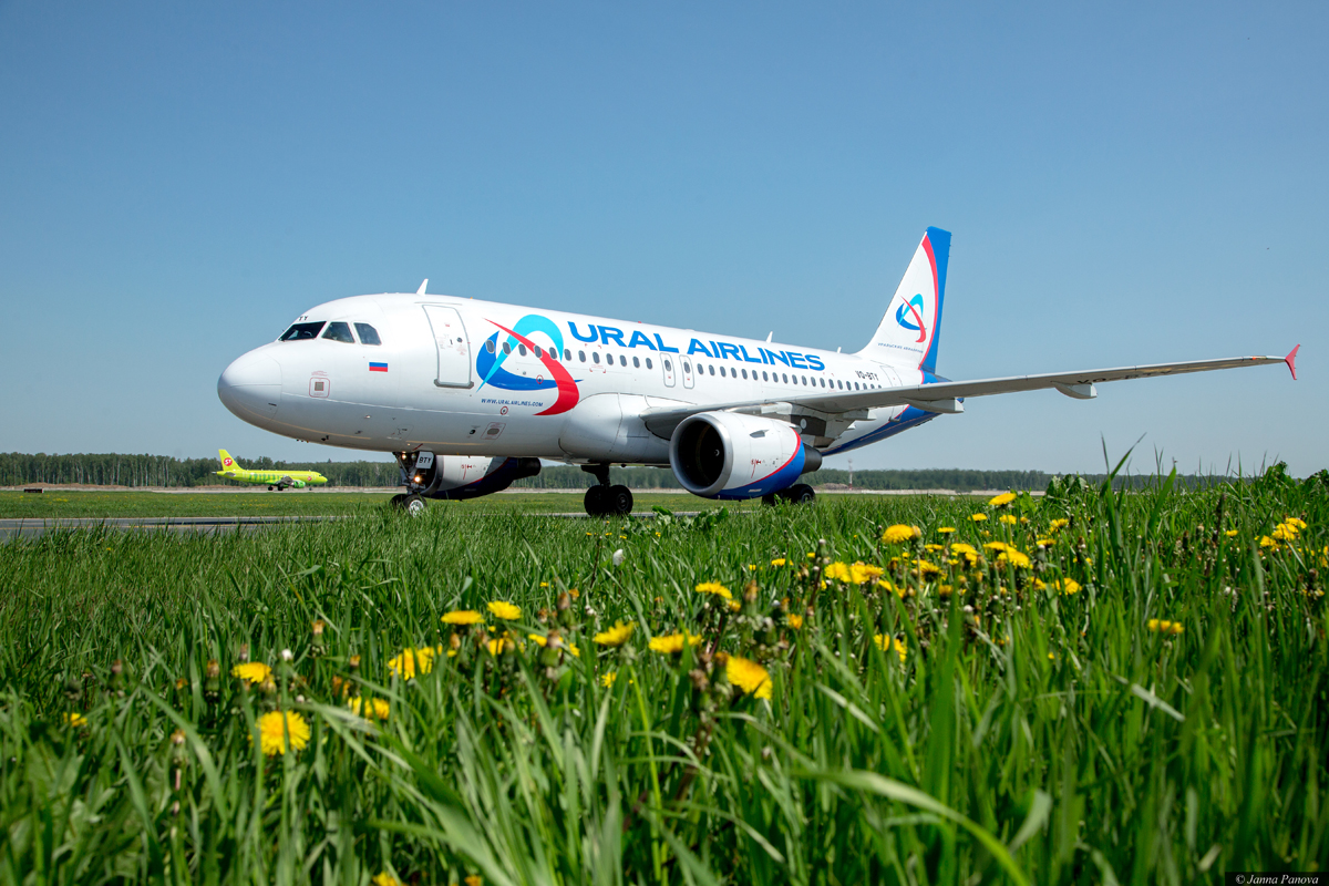 Уральские авиалинии рейсы. Самолёт Уральские авиалинии. Ural Airlines самолеты. Уральские авиалинии Симферополь. Самолёт Уральские авиалинии фото.