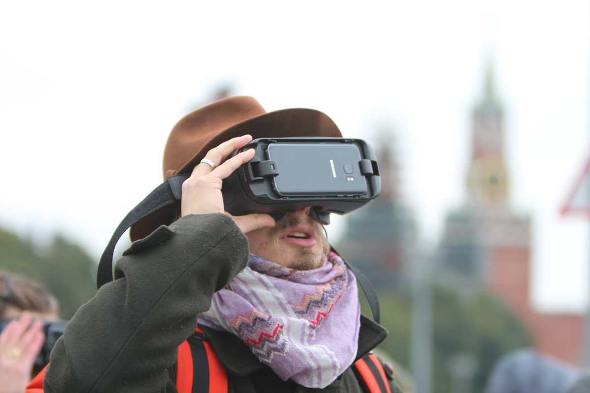 Tour offer. VR экскурсии. Экскурсия в очках виртуальной реальности. Экскурсии с дополненной реальностью. Экскурсия в VR очках.