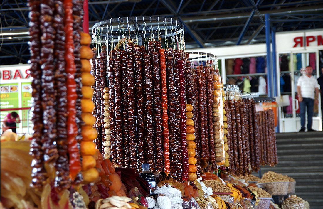 армянский рынок сухофруктов в ереване. центральный рынок армении. рынок гум в ереване. армянские сухофрукты чурчхела. центральный рынок еревана гум.