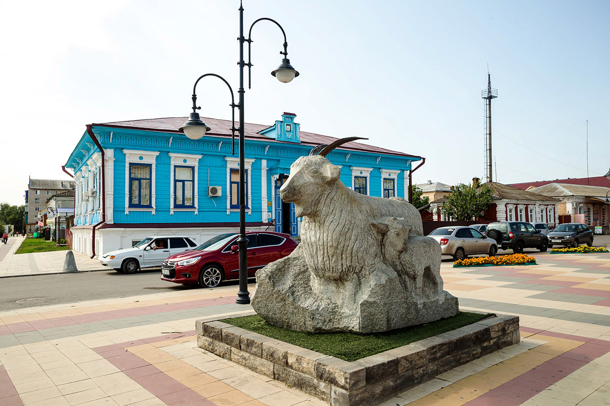 Памятник козе в урюпинске рисунок