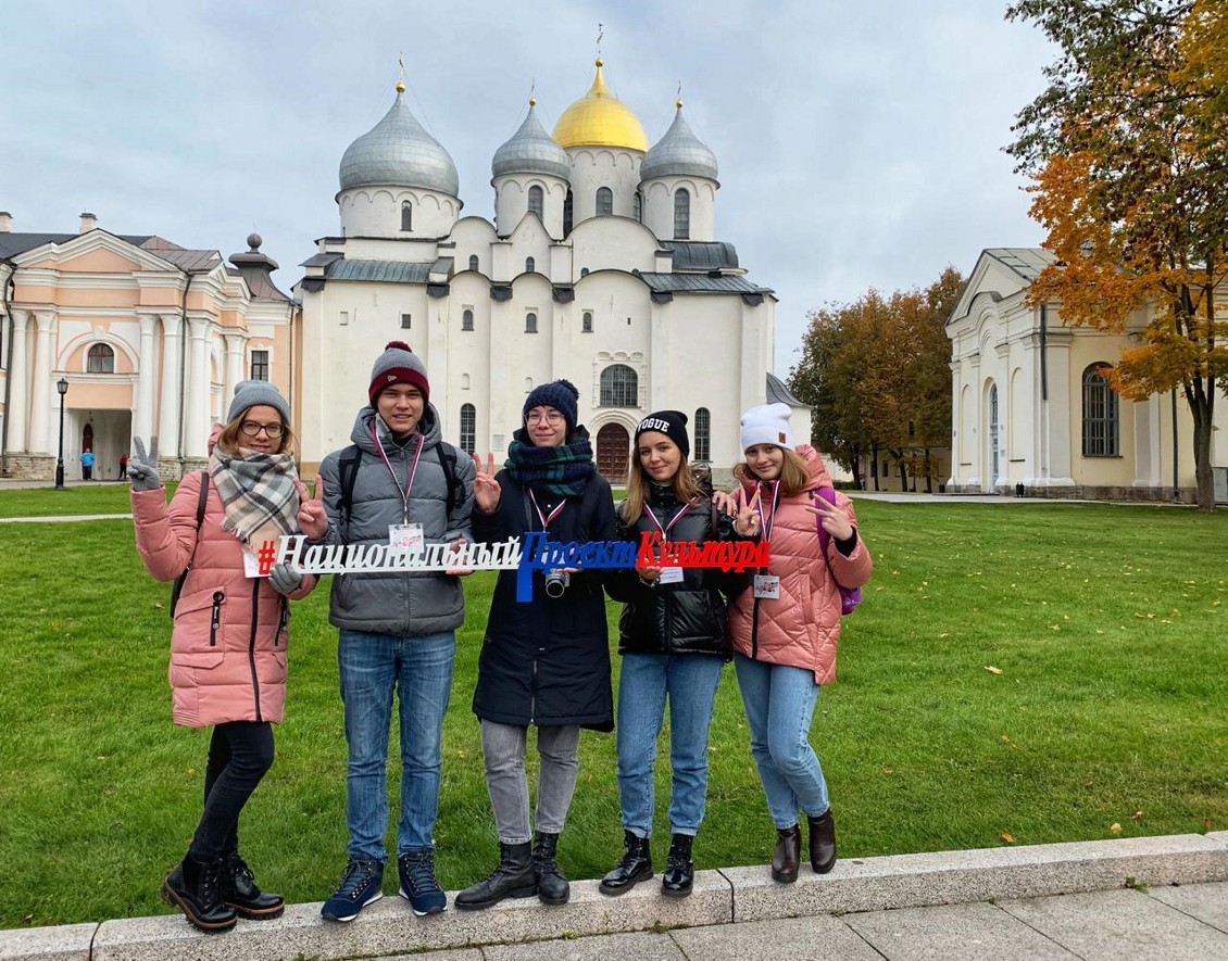 Школьников новгород. Туризм для школьников Великий Новгород. Великий Новгород школьные группы. Фестиваль серебряное ожерелье. Каменное ожерелье Великий Новгород.