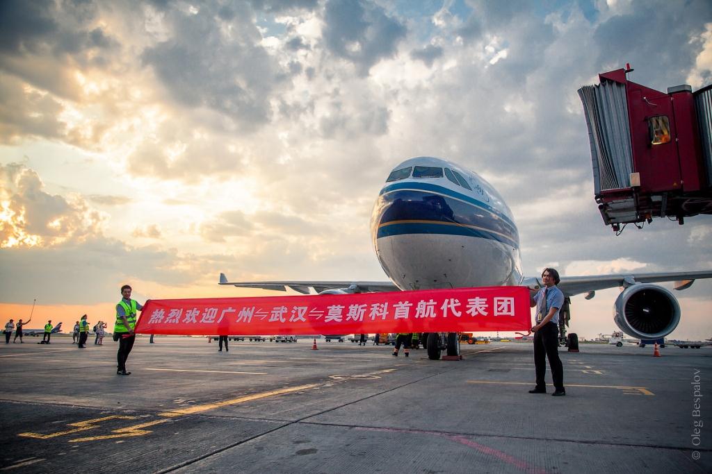 Самолет в китай. Аэропорт Гуанчжоу China Southern Airlines. Авиакомпания China Southern в Шереметьево. Самолёт Гуанчжоу Москва. Air China в Шереметьево.